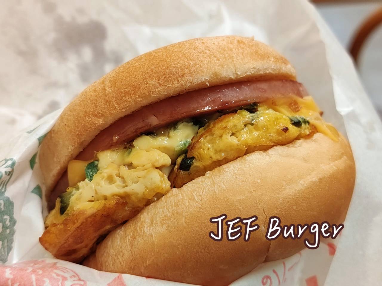 沖繩限定必吃速食 JEF Burger 那霸店招牌苦瓜肉片漢堡與熱騰騰薯條套餐